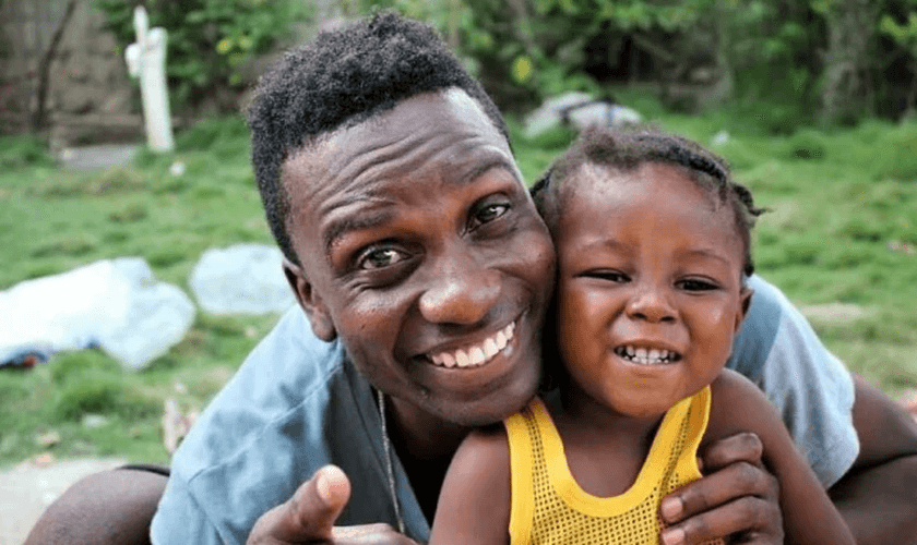 Jimmy era um estudante de 22 anos quando se deparou com o pequeno Emilio. (Foto: Jimmy Amisial/SWNS)