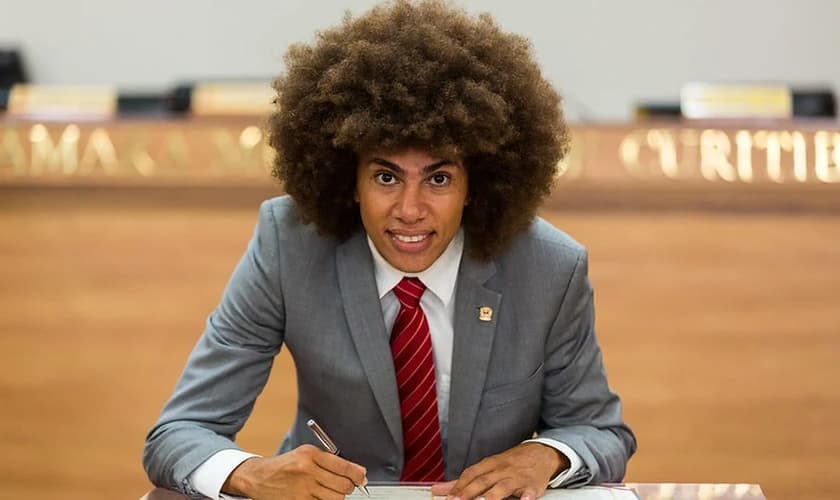 Renato Freitas é acusado de perturbação da prática de culto religioso. (Foto: Rodrigo Fonseca/Câmara Municipal de Curitiba).