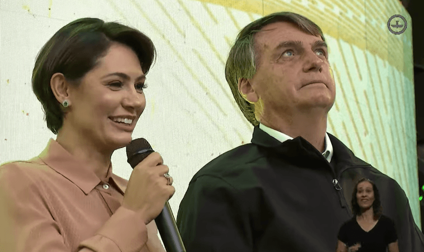 Jair Bolsonaro e Michelle na Igreja Batista da Lagoinha. (Foto: Captura de Tela/YouTube/Lagoinha)