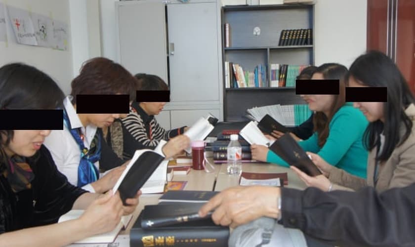 Gráficas em Hong Kong estão se recusando a imprimir Bíblias por medo do governo. (Foto: International Christian Concern).