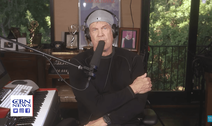 John Tesh foi curado por Deus de um câncer terminal. (Foto: YouTube/CBN News).