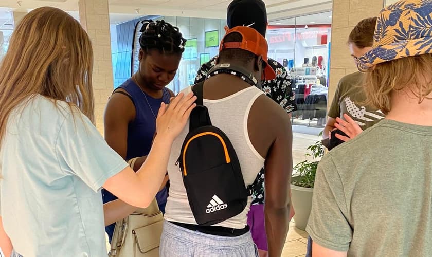 Homem recebeu oração pelos jovens. (Foto: Emmanuel Sanchez/Facebook)