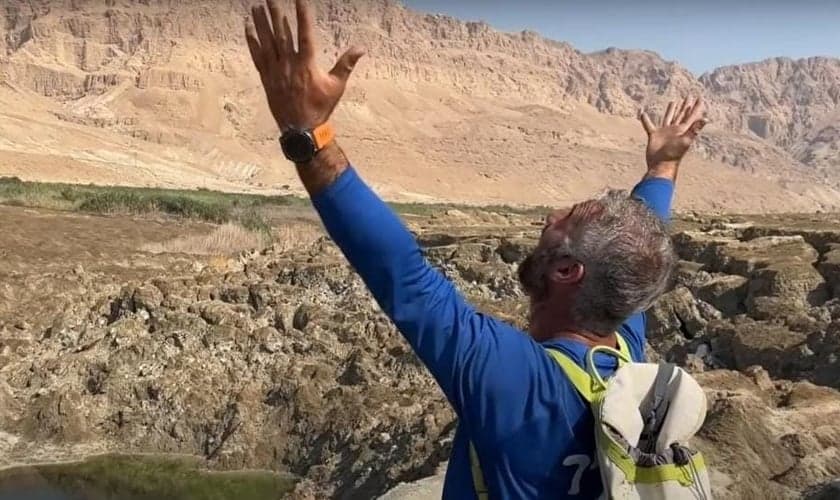 Slomi Lobaton agradece a Deus diante de um bolaine de água doce que, segundo ele, é parte da profecia cumprida. (Foto: Captura de tela/YouTube Israel com Aline)