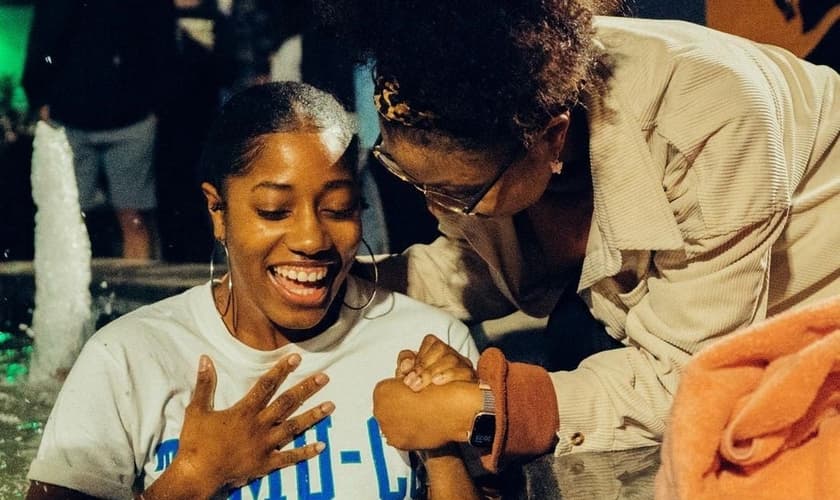 Universitários foram batizados em um chafariz durante evangelismo na Texas A&M University. (Foto: Instagram/New Life Young Adults).