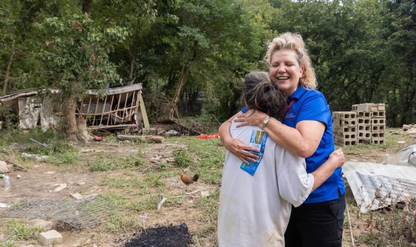 Carolyn, da equipe Billy Graham, abraça Sarah no momento em que ela aceita Jesus. (Foto: Reprodução/Billy Graham Evangelistic Association)
