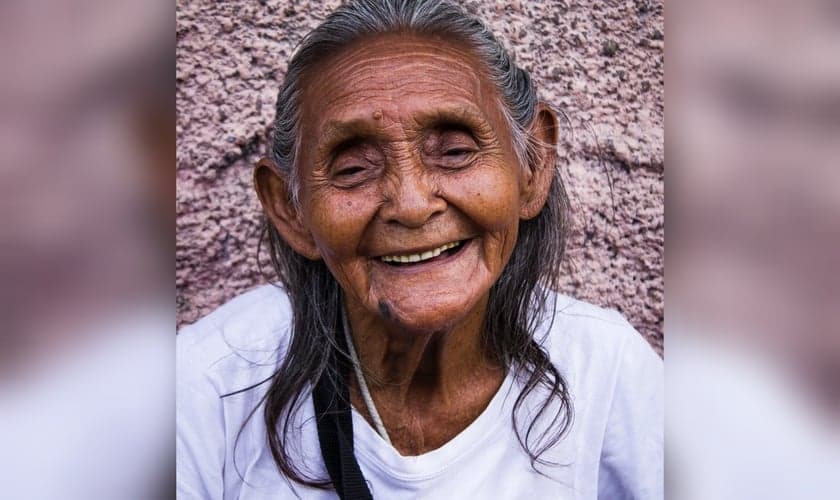 A idosa de 100 anos aceitou a Jesus e foi batizada no Peru.  (Foto: Imagem ilustrativa/Unsplash/Ursula Gamez).