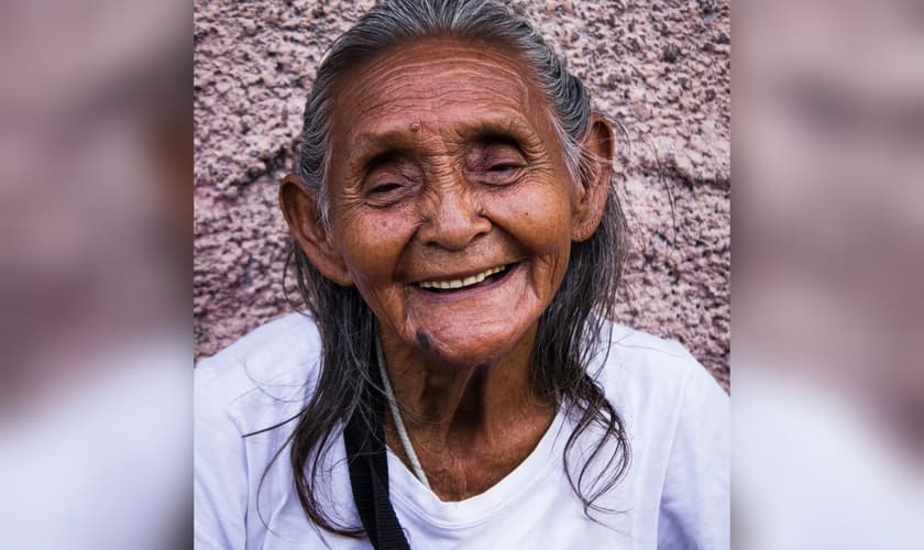 A idosa de 100 anos aceitou a Jesus e foi batizada no Peru. (Foto: Imagem ilustrativa/Unsplash/Ursula Gamez).