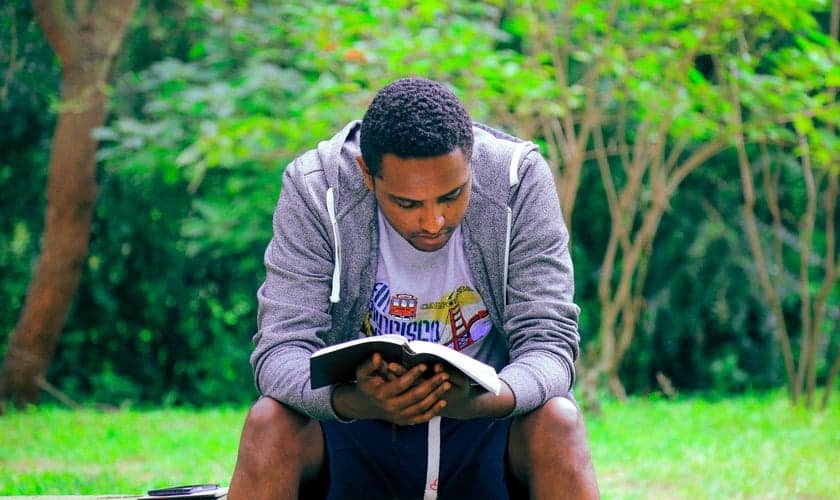 Jovens da Geração Z que leem e vivem a Bíblia têm níveis mais baixos de estresse. (Foto: Imagem ilustrativa/Unsplash/Gift Habeshaw). 