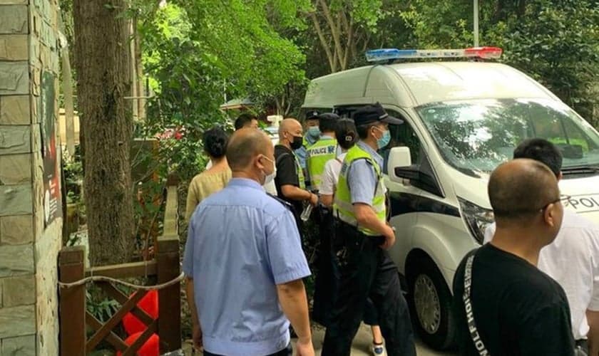 Policiais invadiram um culto da Igreja Early Rain Covenant, no domingo (14). (Foto: Cortesia/Radio Free Asia).
