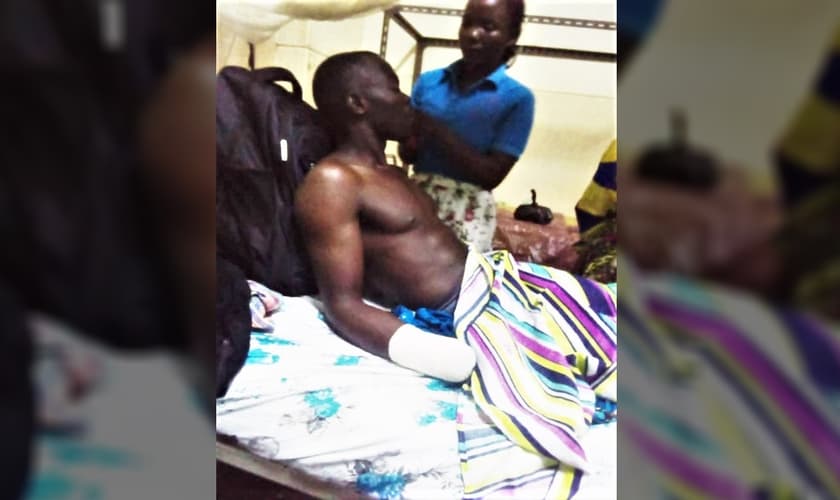 Musa John Kasadah se recupera em hospital de Uganda. (Foto: Morning Star News)