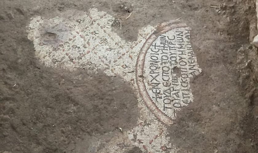 Piso de mosaico da Igreja dos Apóstolos, perto do Mar da Galiléia. (Foto: Reprodução/The Times of Israel/Cortesia Mordechai Aviam)