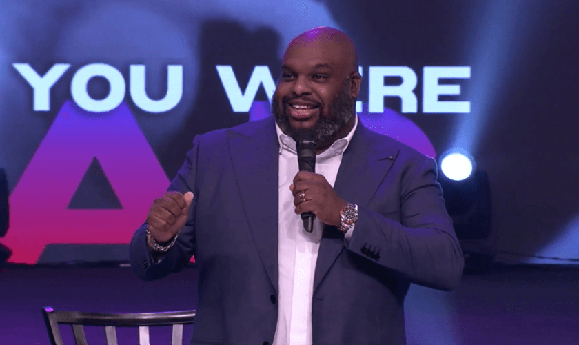 Pastor John Gray na Relentless Church em Greenville, Carolina do Sul, em 14 de agosto. (Foto: Facebook/Relentless Church)
