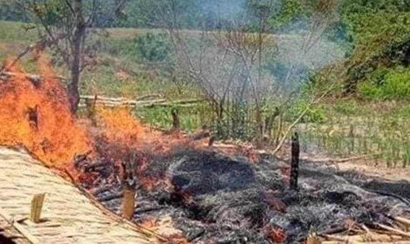 Casa de uma família cristã totalmente destruída pelo fogo. (Foto: Portas Abertas)