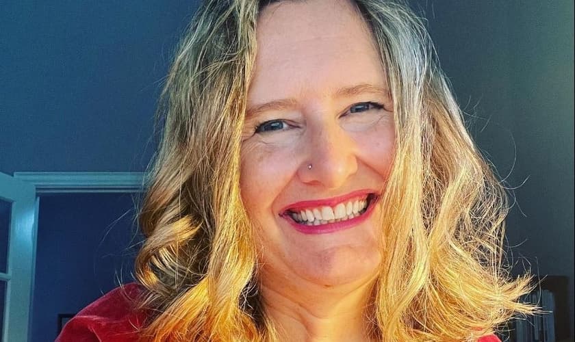 Mary DeMuth conta sua história em um livro: ‘Quero ajudar outras pessoas’. (Foto: Reprodução/CHVN Radio)