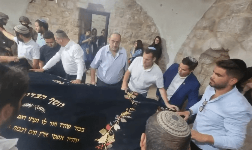 Um grupo de 600 israelenses visitou o Túmulo de José. (Foto: Reprodução/YouTube/אלטרנטיב איזי).