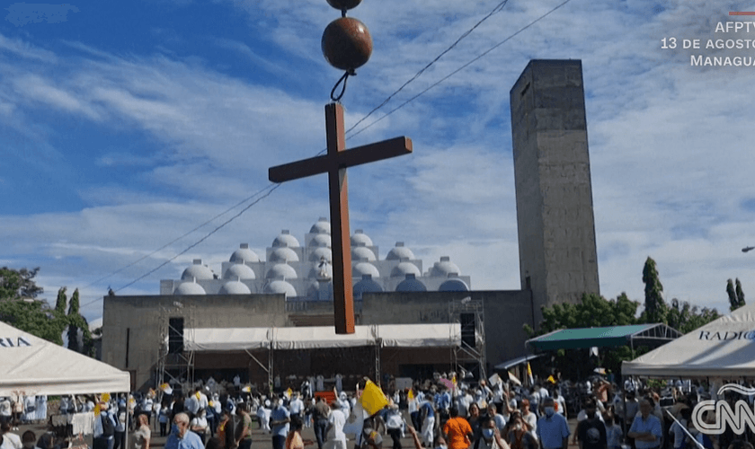 O confronto do governo da Nicarágua contra a Igreja Católica aumenta de intensidade com fechamentos e prisões. (Captura de tela/CNN Español)