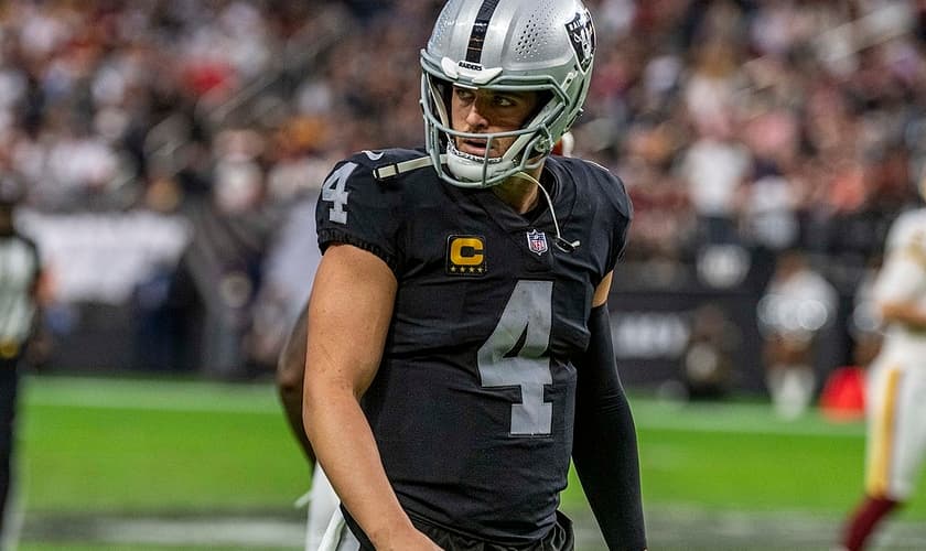 Derek Carr orou por uma fotógrafa que mancava e ela foi curada. (Foto: Wikimedia Commons/All-Pro Reels).