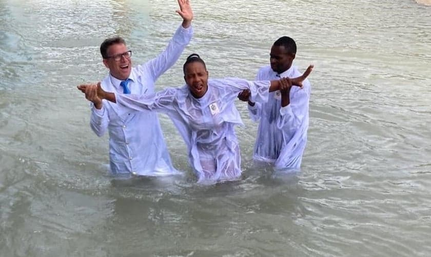 O missionário Marcos Germano batizou 14 novos convertidos, no Haiti. (Foto: Cortesia de Marcos Germano).