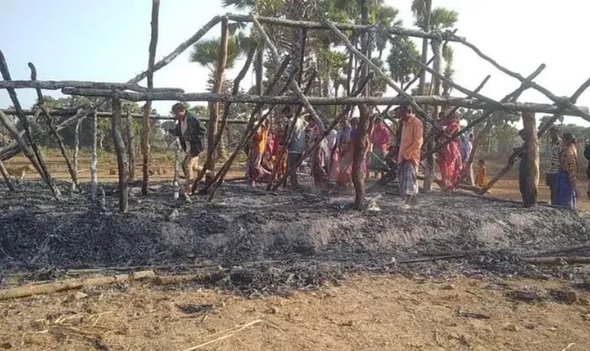 Igreja totalmente queimada na vila de Kistaram, na Índia. (Foto: Portas Abertas)