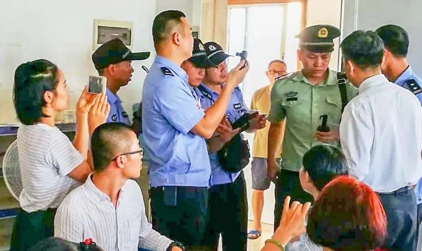 A polícia chinesa detém um membro durante culto. (Foto ilustrativa: Pray for China)