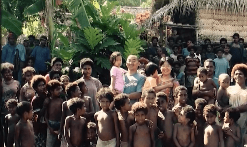 O casal Wayne Chen e Gail levaram o Evangelho a Biem, uma pequena ilha em Papua Nova Guiné. (Foto: Reprodução/CBN News).