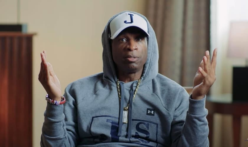 Deion Sanders fala de sua fé publicamente. (Foto: Captura de tela/Youtube NFL Network)