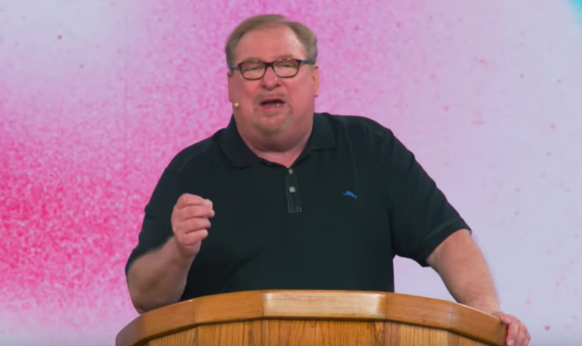 Rick Warren em sua última pregação como pastor sênior da Saddleback Church. (Captura de tela/YouTube/Pastor Rick)