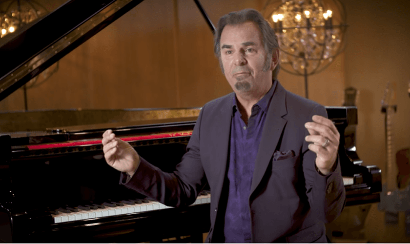 Jonathan Cain, da banda Journey, sobreviveu a um afogamento e a um incêndio. (Foto: Reprodução/YouTube/Jonathan Cain).