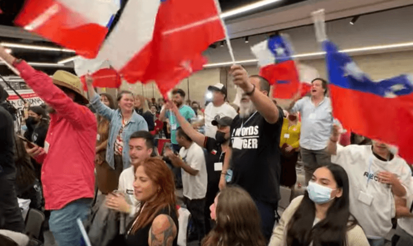 Chilenos rejeitam proposta de nova Constituição. (Captura de tela/YouTube/AFP)