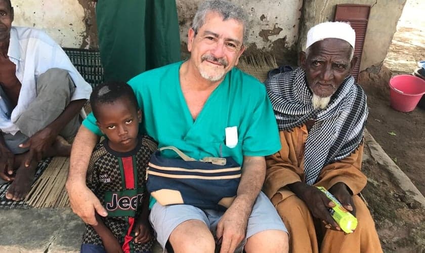 O médico argentino Dr. Abel Vallejos faz missões na África. (Foto: Abel Vallejos)
