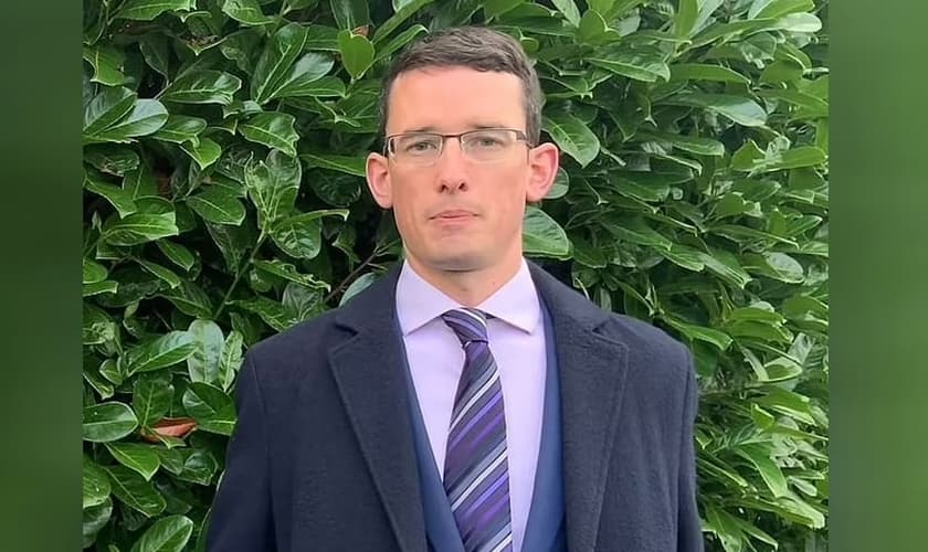 O professor Enoch Burke foi preso na Irlanda. (Foto: Reprodução/Twitter/Enoch Burke)