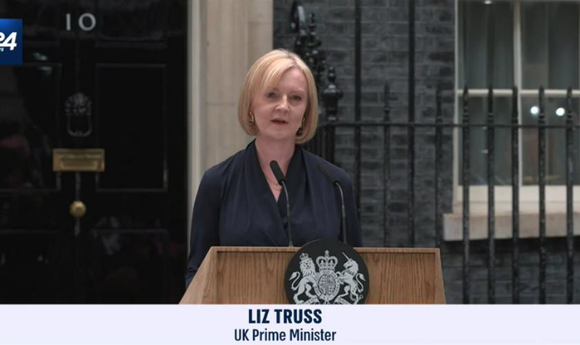 Liz Truss discursa em frente à residência oficial. (Captura de tela/i24News)