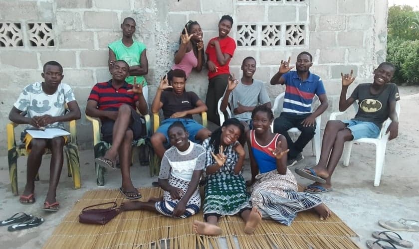 Comunidade de crentes surdos moçambicanos. (Foto: DOOR International)