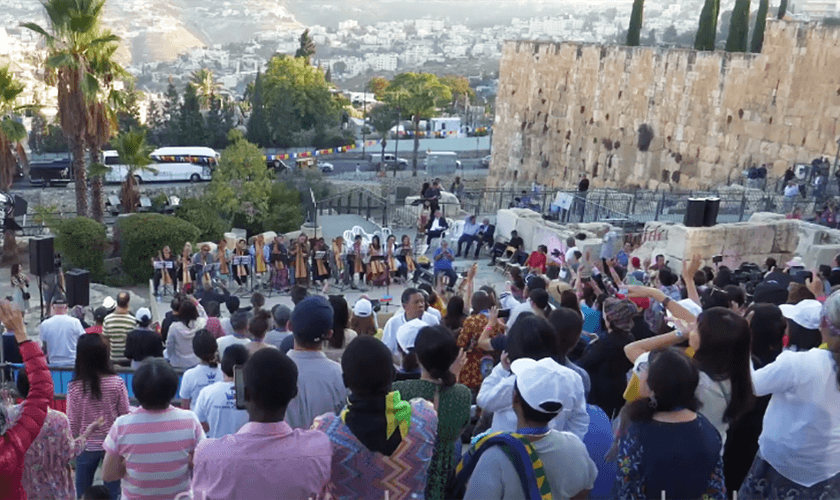 Cristãos orando em Jerusalém. (Foto: Captura de tela/YouTube/JHOPFAN)
