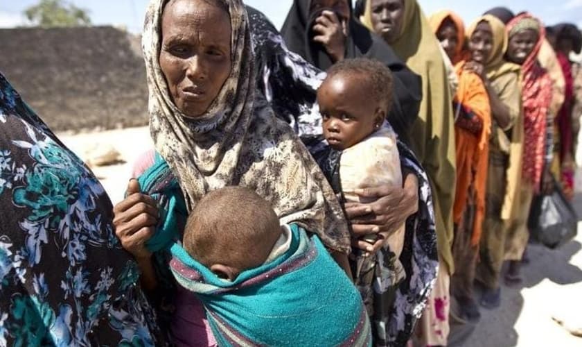 Fila por comida, na Somália. (Foto: Flickr/DFID/UK Departament for International Development)