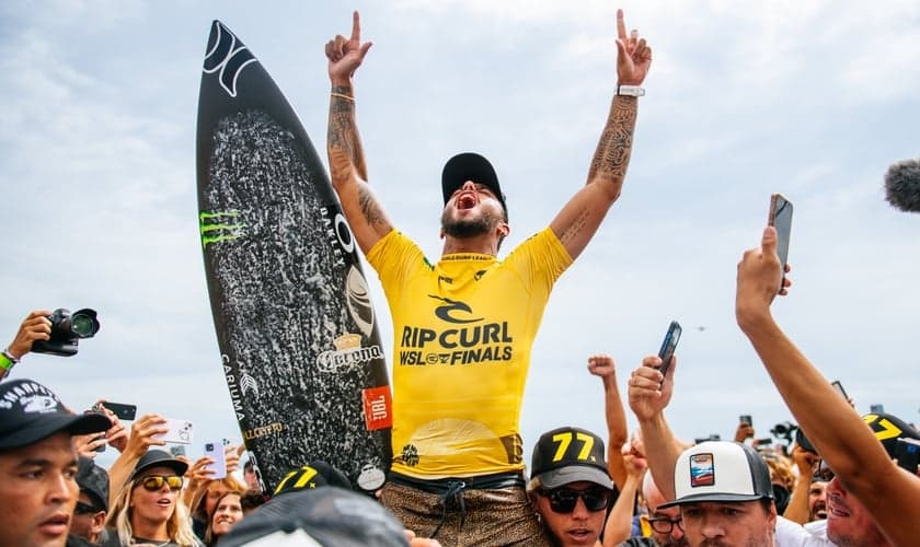 Filipe Toledo é campeão mundial de surf 2022. (Foto: Reprodução/Twitter/World Surf League)
