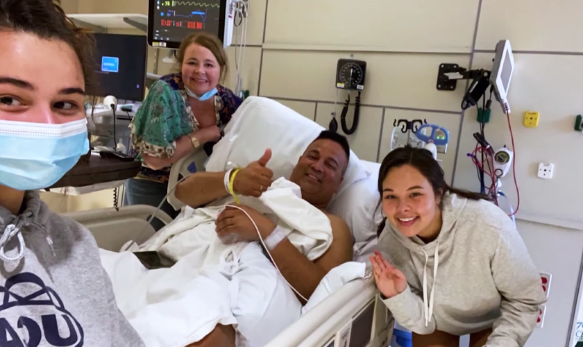 Jeff com sua família, após sobreviver a ataque cardíaco. (Foto: YouTube/700 Club Interactive)