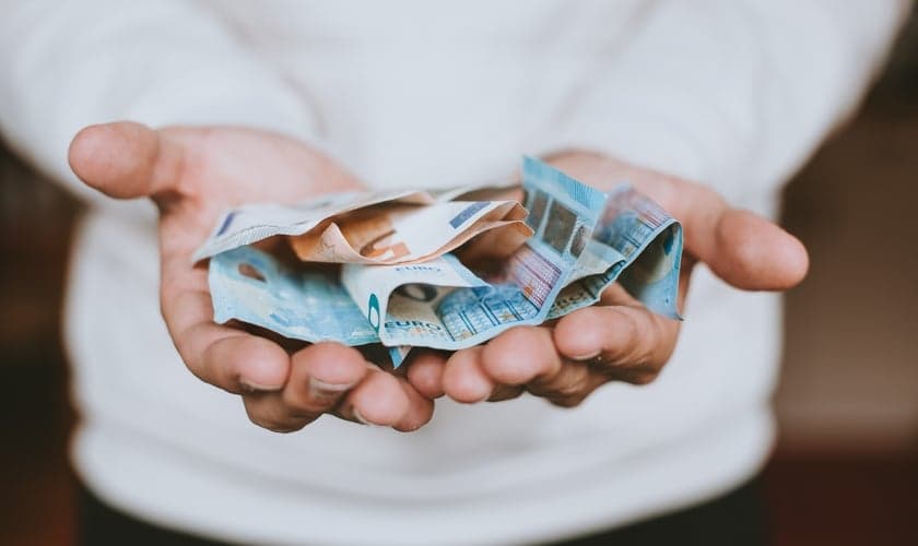 Os pesquisadores do estudo supõem que o dízimo não é bem ensinado nas igrejas. (Foto: Imagem ilustrativa/Unsplash/Christian Dubovan).