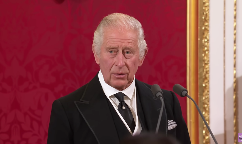 Rei Charles III em sua proclamação. (Foto: Captura de tela/YouTube/The Royal Family Channel)