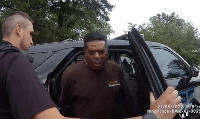 O pastor Michael Jennings sendo preso em 22 de maio de 2022. (Imagens da câmera da Childersburg Police Department / Escritórios de advocacia de Harry Daniels)
