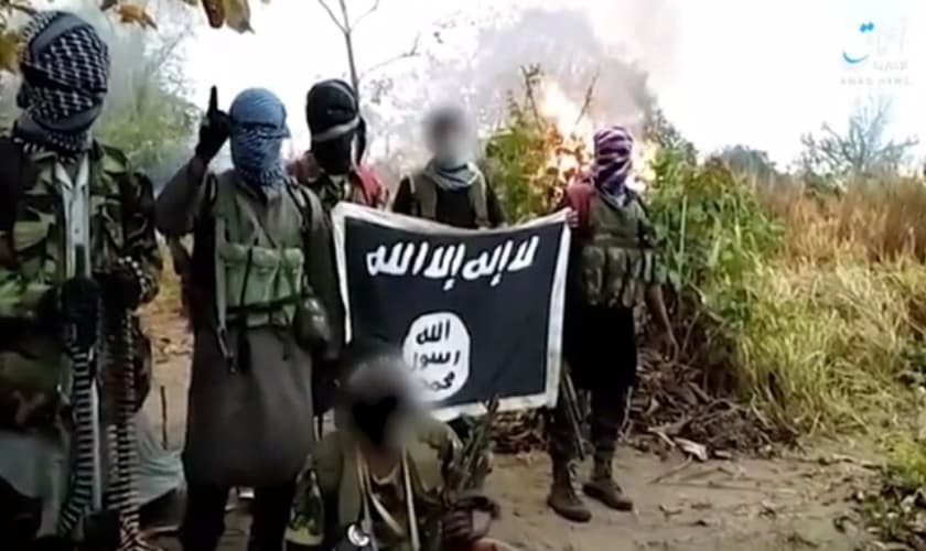 Terroristas do Estado Islâmico fazem ameaças em vídeo, em Moçambique. (Foto: Amaq News Agency/Telegram)