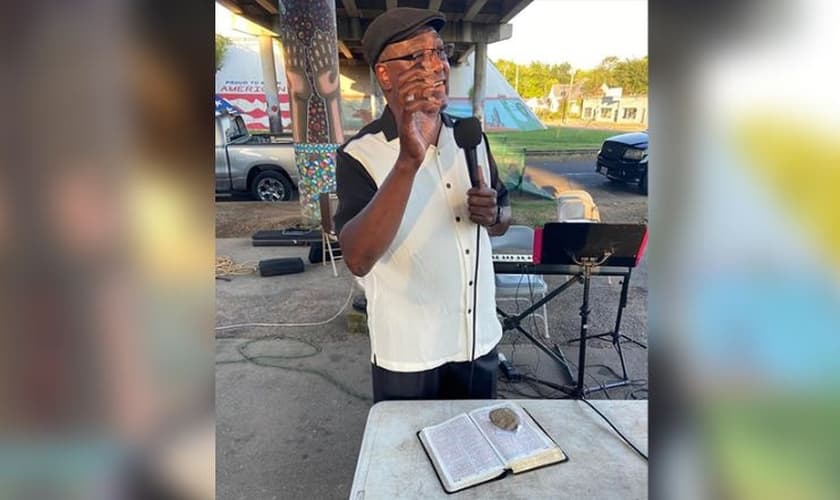 Ike Roberts pregando. (Foto: Reprodução/AG News)