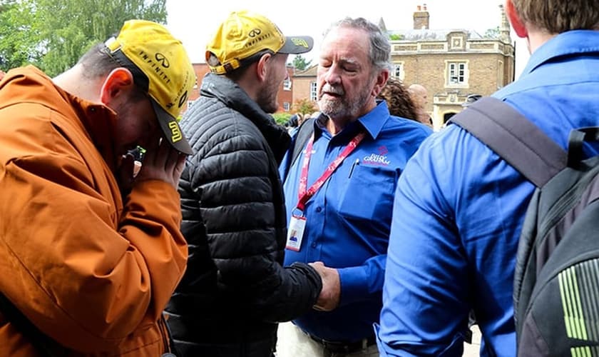 Capelão ora por homens do lado de fora do Castelo de Windsor. (Foto: Billy Graham Evangelistic Association)