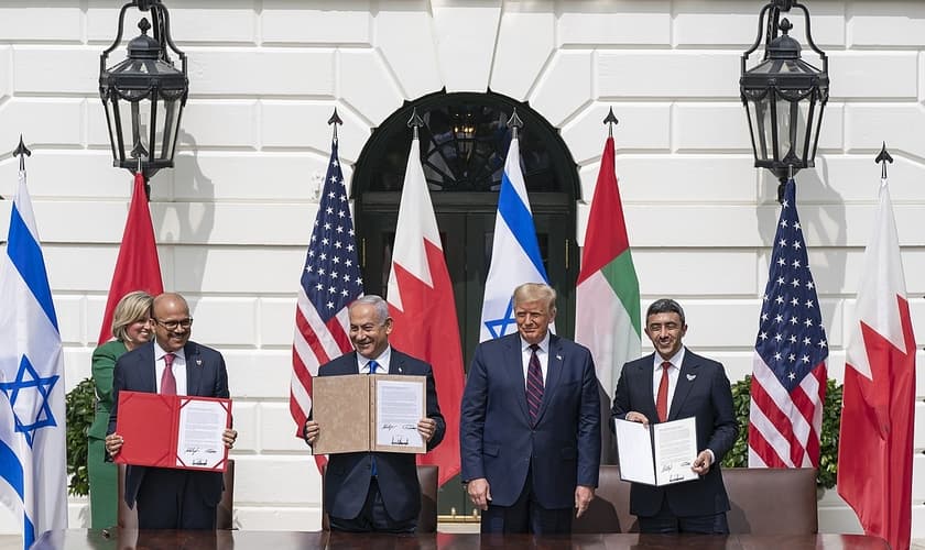 Cerimônia de assinatura dos Acordos de Abraão, estabelecendo laços formais entre Israel e dois estados árabes, ao lado de Donald Trump, na Casa Branca. (Foto: Shealah Craighead/White House Oficial)