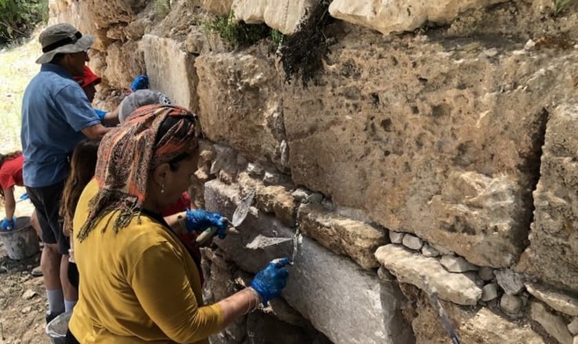 Turistas em uma escavação arqueológica em Israel (Foto: Israel Nature and Parks Authority)