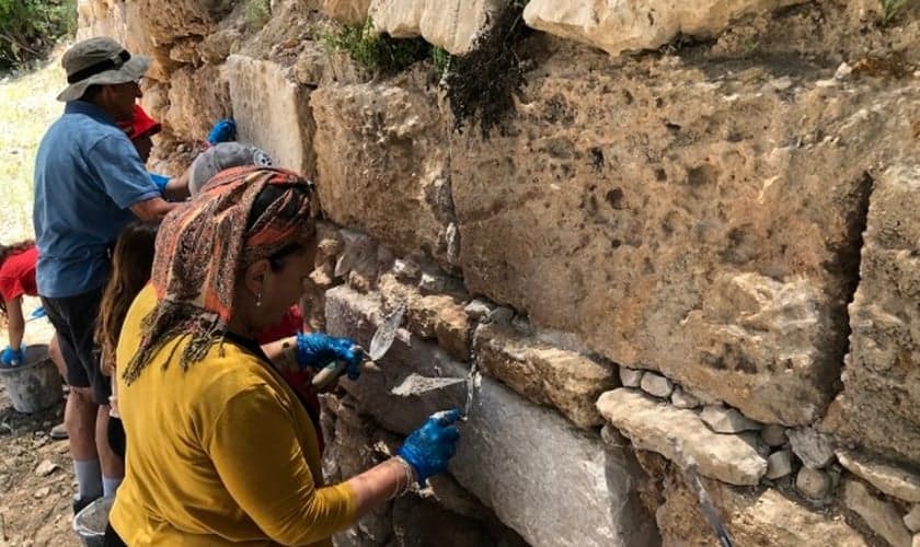 Turistas em uma escavação arqueológica em Israel (Foto: Israel Nature and Parks Authority)