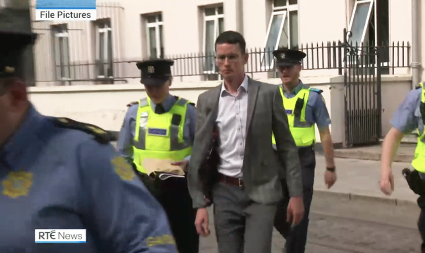 Enoch Burke teve liminar negada e voltou à prisão. (Foto: Captura de tela/RTÉ News)