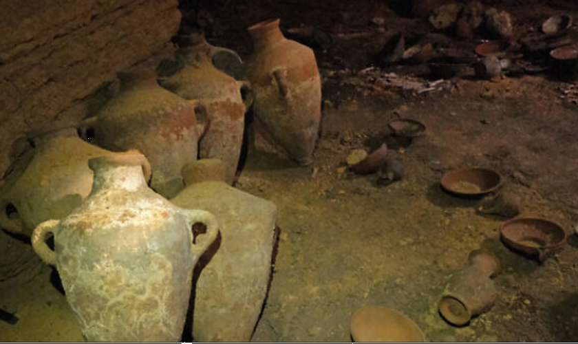 Vasos encontrados na caverna de 3.300 anos no Parque Nacional Palmachim. (Foto: Captura de tela/IAA)