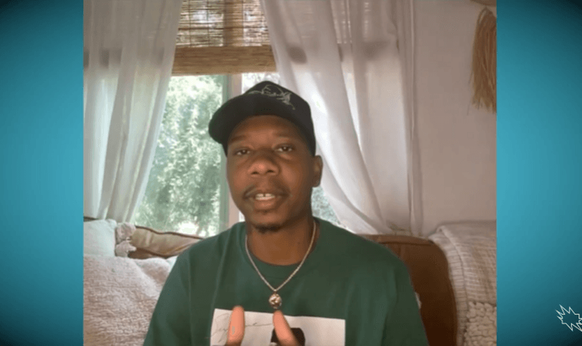 Adrien Lamont foi libertado de demônios e hoje serve a Deus como rapper cristão. (Foto: Reprodução/ YouTube/Testimony Stories).
