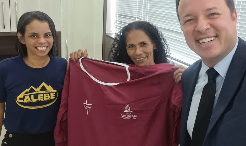 Rosilande (à esquerda) com uma das pessoas que foi batizada em 2022. (Foto: Arquivo pessoal/Notícias Adventistas).